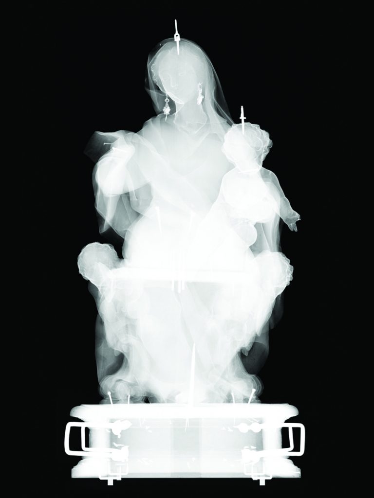 Immagine di analisi radiografica su scultura lignea